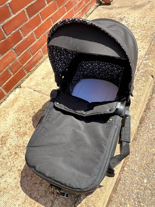 Carrito de bebé negro