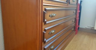 Cómoda antigua madera con molduras doradas