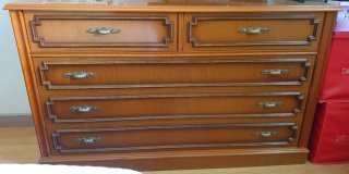 Cómoda antigua madera con molduras doradas