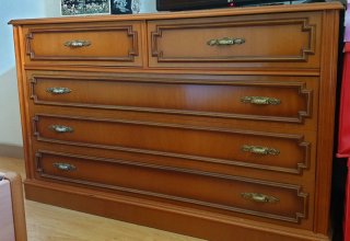 Cómoda antigua madera con molduras doradas