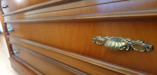 Cómoda antigua madera con molduras doradas