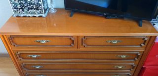 Cómoda antigua madera con molduras doradas