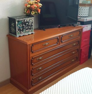 Cómoda antigua madera con molduras doradas