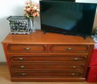 Cómoda antigua madera con molduras doradas