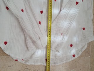 Camisa blanca con corazones rojos