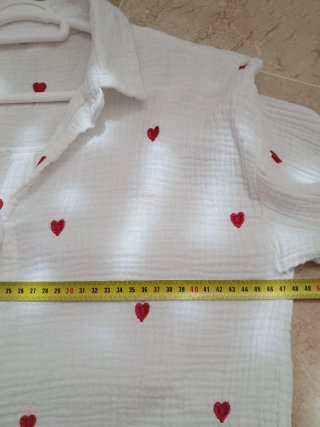 Camisa blanca con corazones rojos