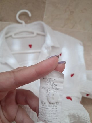 Camisa blanca con corazones rojos