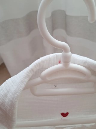 Camisa blanca con corazones rojos