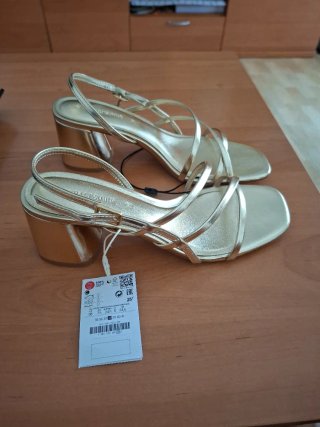 Sandalias doradas Stradivarius Talla 38