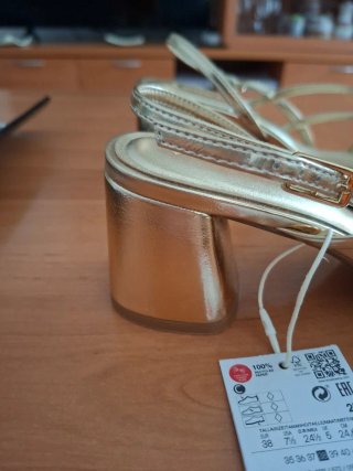 Sandalias doradas Stradivarius Talla 38