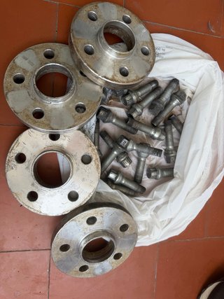 Separadores de rueda y tornillos.