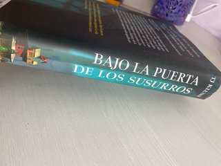 Bajo la puerta de los susurros