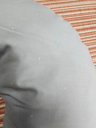 Cojín de lactancia azul con puntos blancos