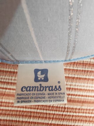 Cojín de lactancia azul con puntos blancos