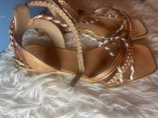 Sandalias planas Alma Blue doradas y blancas