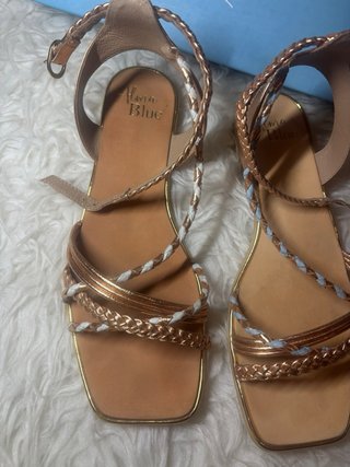 Sandalias planas Alma Blue doradas y blancas