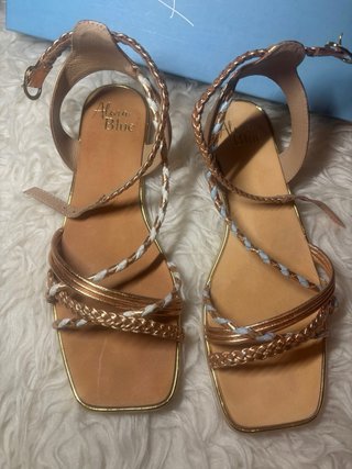 Sandalias planas Alma Blue doradas y blancas