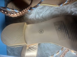 Sandalias planas Alma Blue doradas y blancas
