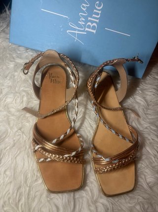Sandalias planas Alma Blue doradas y blancas