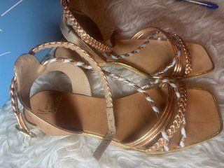 Sandalias planas Alma Blue doradas y blancas