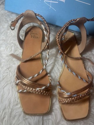 Sandalias planas Alma Blue doradas y blancas