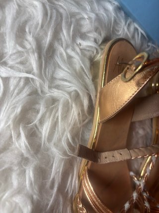 Sandalias planas Alma Blue doradas y blancas