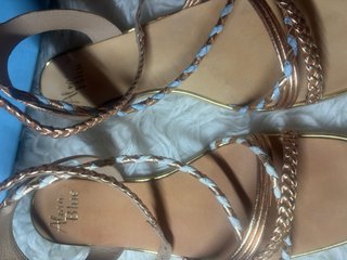Sandalias planas Alma Blue doradas y blancas