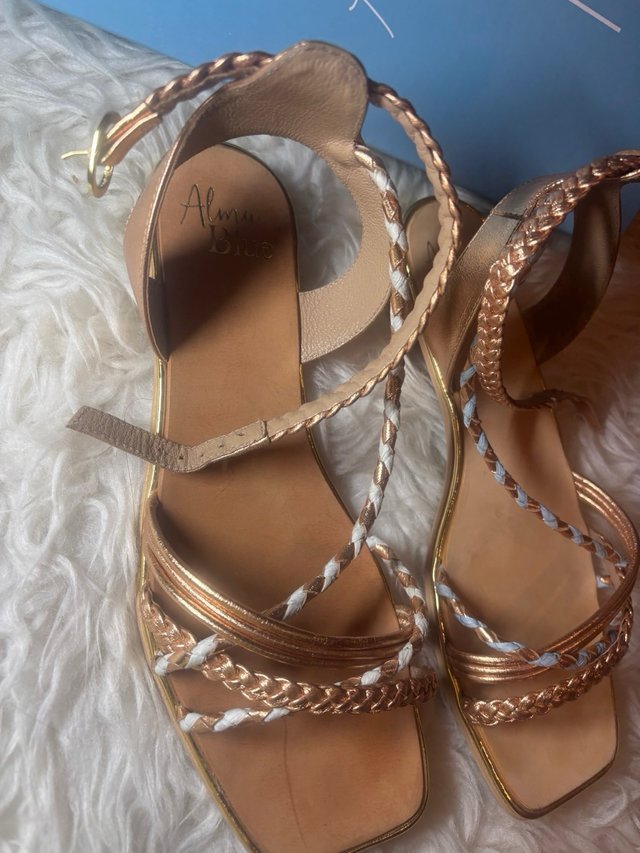 Sandalias planas Alma Blue doradas y blancas