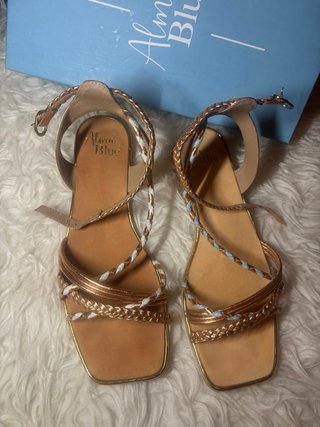Sandalias planas Alma Blue doradas y blancas