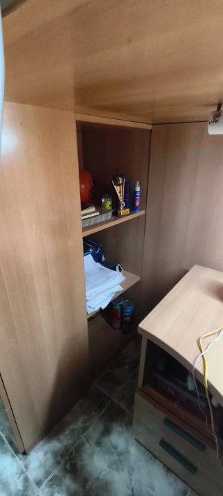 Cama alta con escritorio y colchón