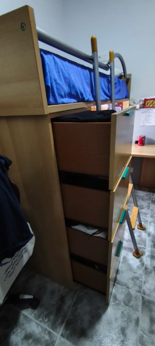 Cama alta con escritorio y colchón