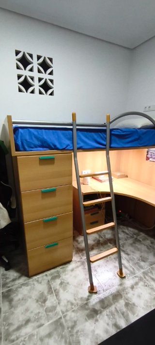 Cama alta con escritorio y colchón