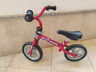 Bicicleta de equilibrio roja