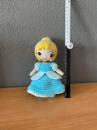 Muñeca de crochet La Cenicienta