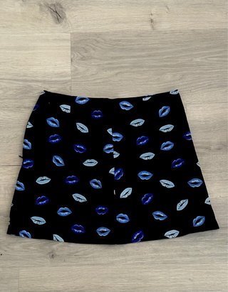 Falda estampada labios azul y negro