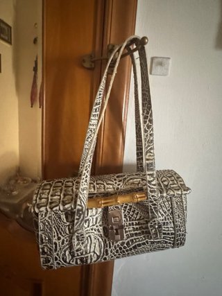 Abito estivo floreale e borsetta