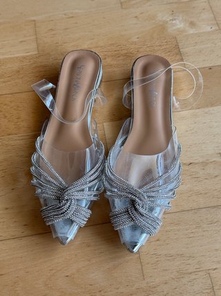 Sandalias transparentes con pedrería