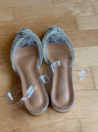 Sandalias transparentes con pedrería
