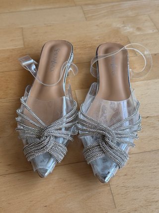 Sandalias transparentes con pedrería