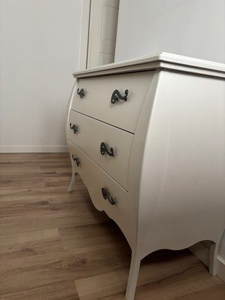 Cómoda blanca con tiradores plata envejecida