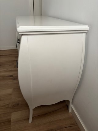 Cómoda blanca con tiradores plata envejecida