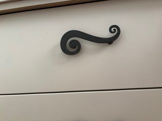 Cómoda blanca con tiradores plata envejecida