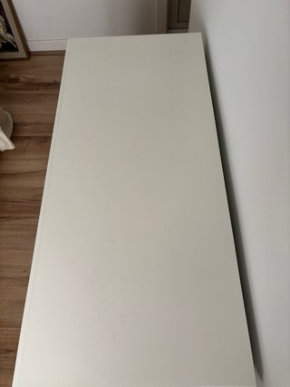 Cómoda blanca con tiradores plata envejecida