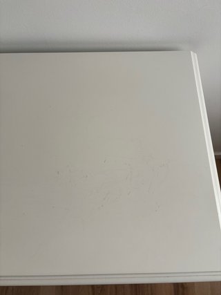 Cómoda blanca con tiradores plata envejecida