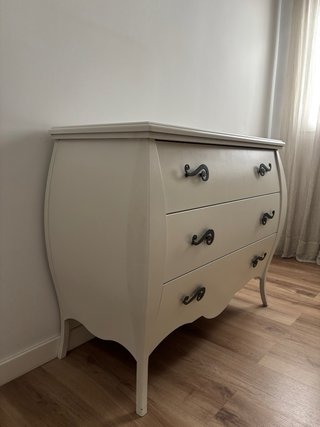 Cómoda blanca con tiradores plata envejecida
