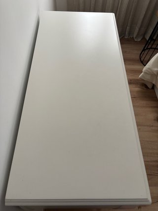 Cómoda blanca con tiradores plata envejecida