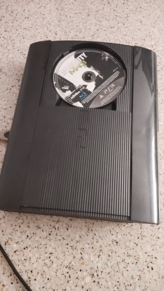 Playstation 3 + 2 Mandos + MW3
