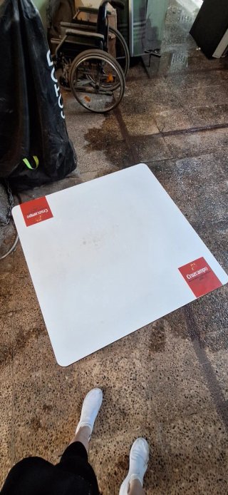 Mesa Cruzcampo Blanca y Roja