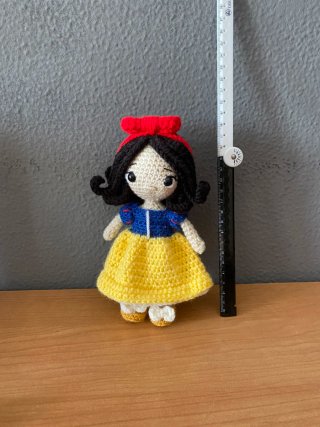 Muñeca de crochet Blancanieves