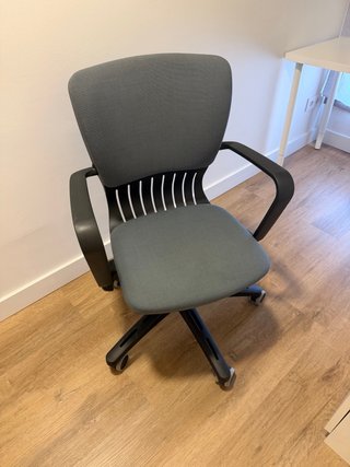Silla de oficina gris para escritorio